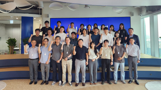 인스웨이브시스템즈가 지난 9일 AI 경쟁력과 임직원 역량 향상을 위한 '2024 인스웨이브 AI 경진대회'를 마쳤다. 어세룡 인스웨이브시스템즈 대표(앞줄 왼쪽 다섯번째)와 AI 경진대회 수상자들이 사진을 찍고 있다.  인스웨이브시스템즈 제공